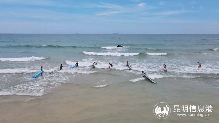 乘风“万”里 踏浪盛夏 采风团探访海南万宁日月湾冲浪运动产业，体验潮玩年轻态_腾讯新闻
