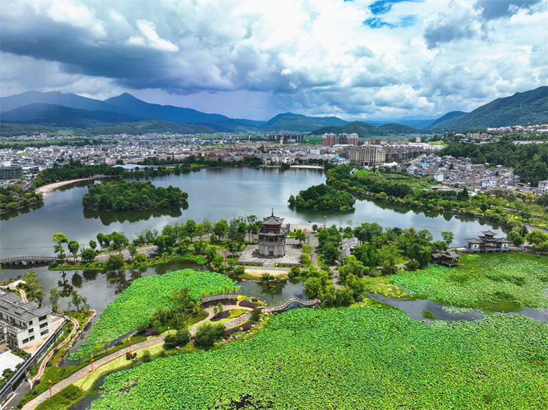 云南保山腾冲市区的东湖公园占地面积1252亩,其中亭台楼阁,水榭廊桥