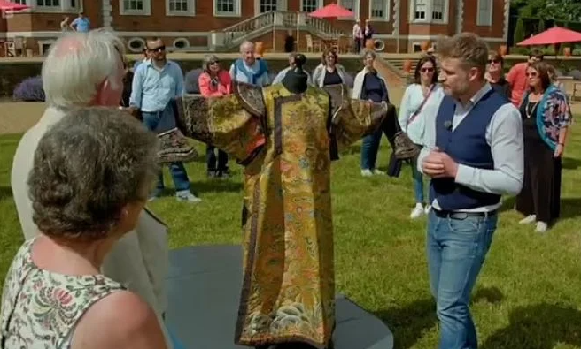 英国鉴宝节目惊现“中国龙袍”，据称1930年代被带出国门真相是什么-313啦实用网