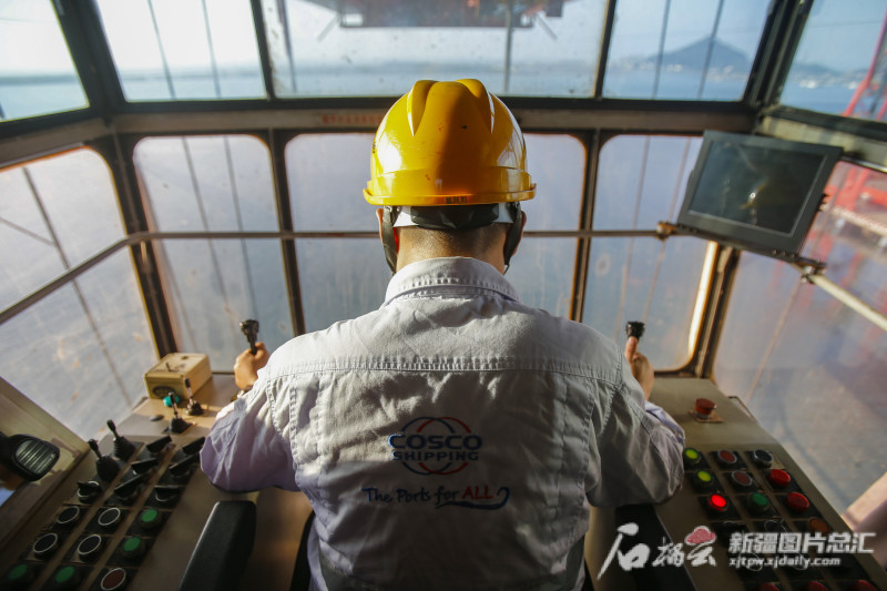 奔腾之路·映象丨技术硬！桥吊司机在50米高空“抓娃娃”_腾讯新闻