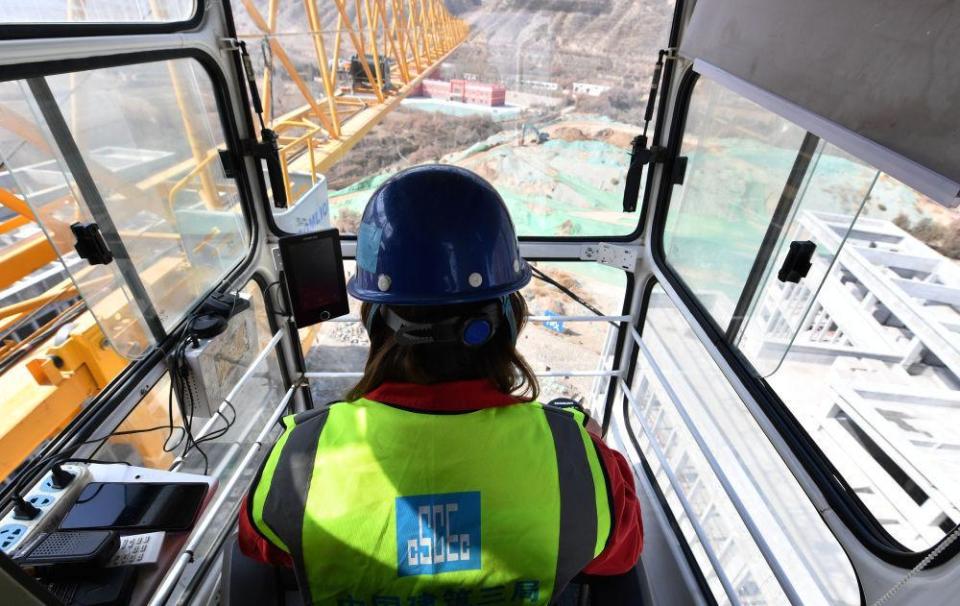 成为公司里唯一既能"下地"指挥调度又能"上天"高空作业的女性塔吊班长