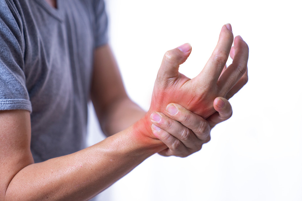 手臂又麻又痛,一定是颈椎病引起的?千万别忽略了周围神经卡压