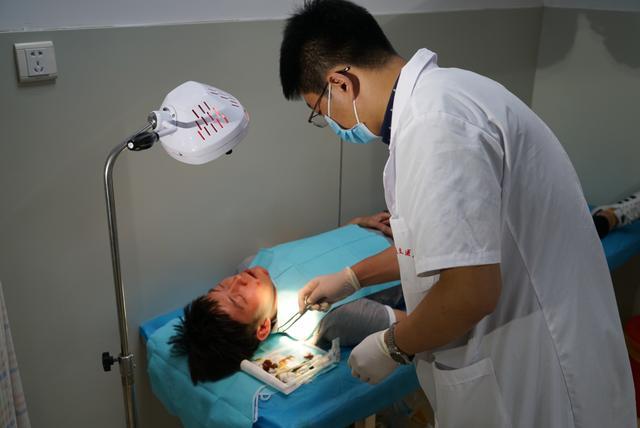 权健三伤员赴医院检查 刘奕鸣张诚缝针权敬源