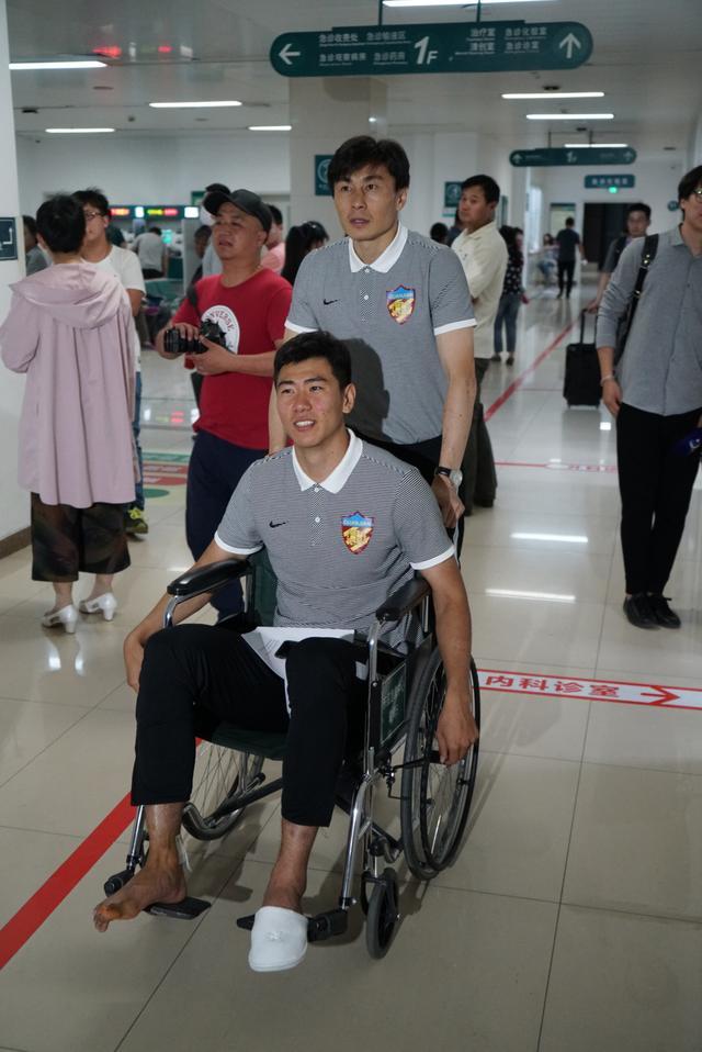 健三伤员赴医院检查 刘奕鸣张诚缝针权敬源脑部CT