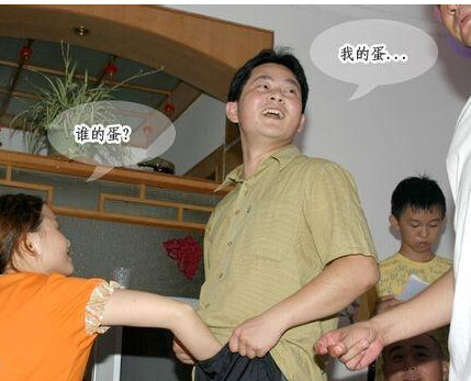 恶俗婚礼伴娘遭众男子摸胸