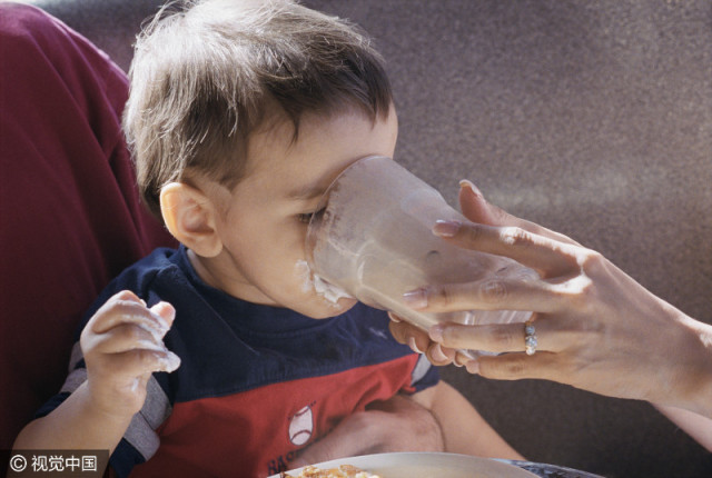 两岁的宝宝晚上睡觉前喝奶好不好?