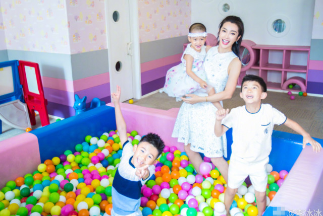 李冰冰成孩子王,一人带三个小朋友玩