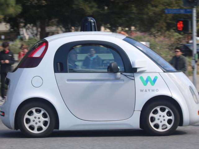 智东西晚报：LG推世界首款柔性OLED屏 亚马逊拟构建巨大无人机塔