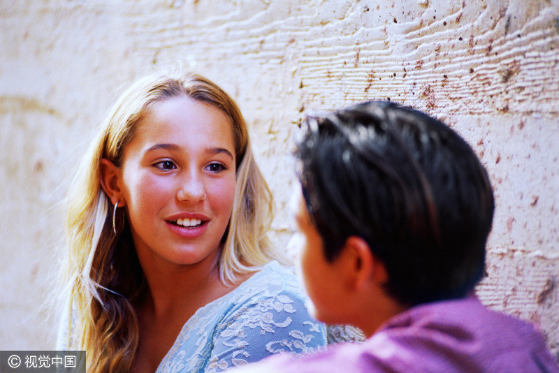 女生和男人聊天时,这3种打招呼方式很容易让男