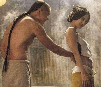 一直以为杨幂杨颖肚兜装够迷人了,直到.