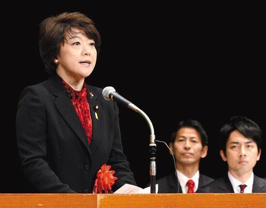 在众多媒体记者前卡壳,弄得管辖北方四岛的北海道知事要求她"多在脑子