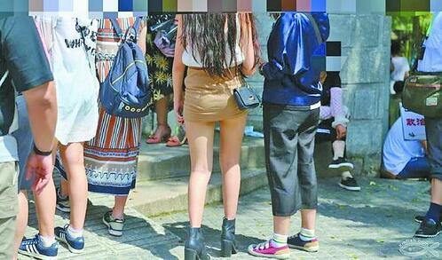 厦门女子穿肚兜出门 太清凉让人好尴尬