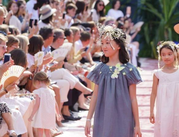 李嫣巴黎时装周走秀气场十足像极王菲