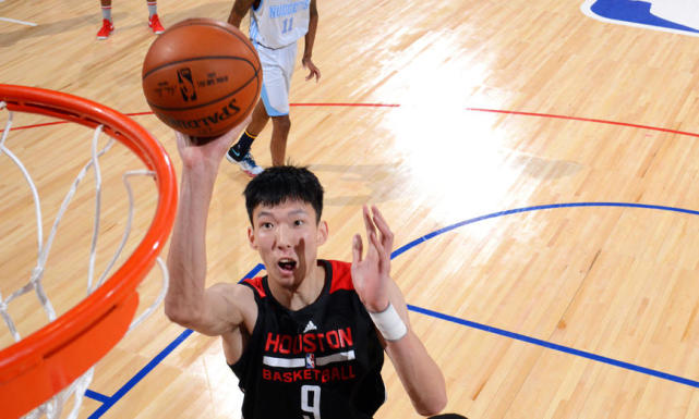 周琦首秀创一项全队第一 亮相25分钟便征服球迷|nba|火箭|周琦