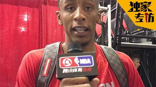 专访火箭首战得分王:周琦能拉开空间 他很搞笑