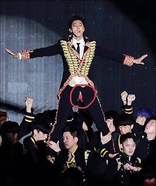 退伍后首演 允浩热舞裤子破洞露出红内裤