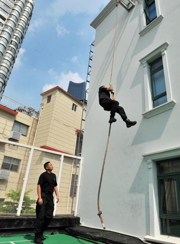 特警高温下训练:趴在47℃地上练狙击 枪身超50