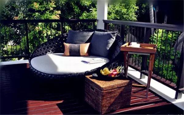 我想有个院子,手捧闲书,静卧躺椅