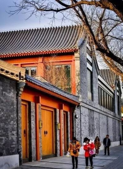 东邻北池子大街,就在北长街的中段靠北的地段,四合院的大门在北池子