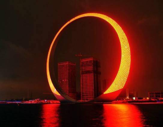 "生命之环"寓意连接天圆地方,贯通天上人间,其无论是高度还是形式都是