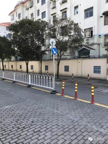 七莘路这个岔口变"一进两出,取消莱茵春舍南门口道路停车泊位