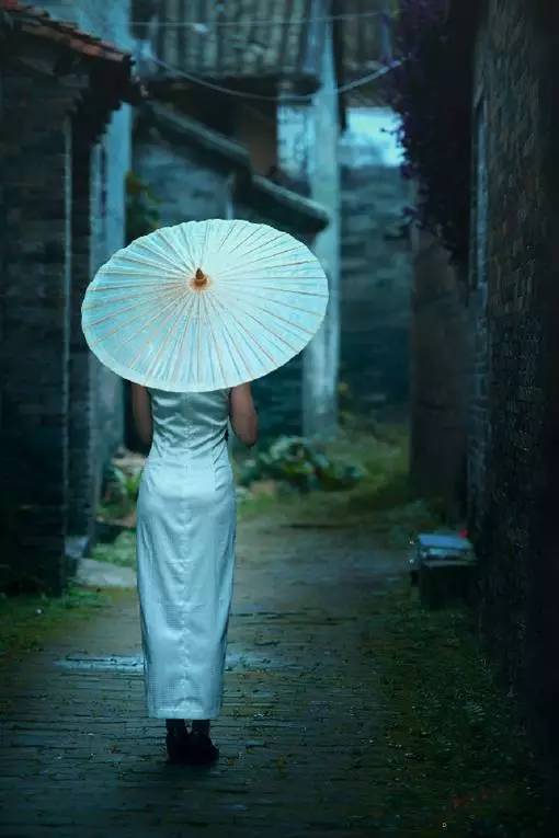 等你,在悠长悠长的雨巷!