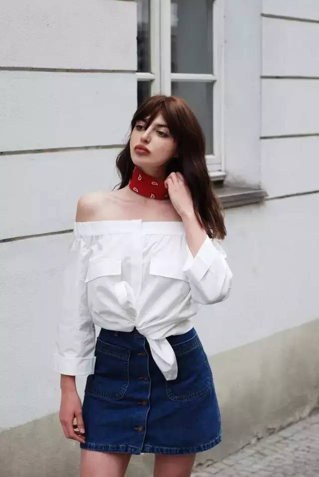 除了可以和热巴一样搭配choker,露肩装配上丝巾会更加有复古韵味.▼