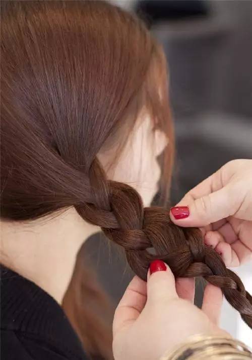 夏天穿上裙子,扎这样的头发,去哪都有回头率!