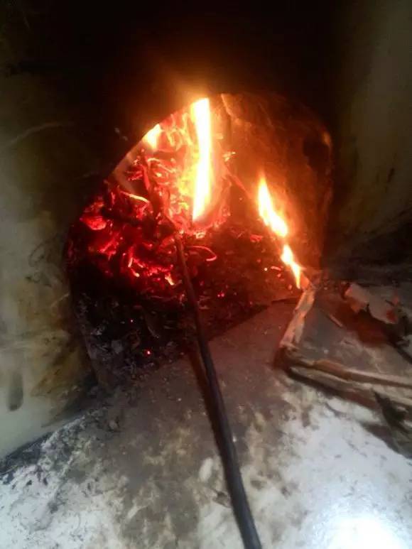 烧火棍,拨调燃烧柴草,有铁制的,也有取树枝条使用的.风箱,用以吹火.