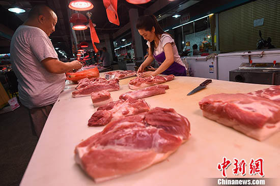 山西太原，民众在菜市场选购猪肉。中新社记者 武俊杰 摄