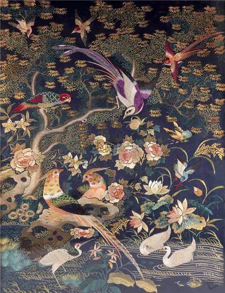 四大名绣各具特色,别有风趣:如苏绣:以"精细,雅洁"著称,它图案秀丽