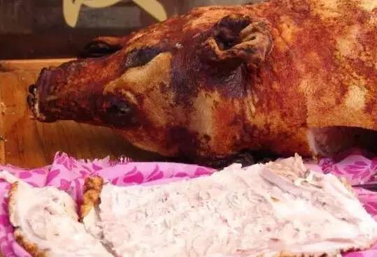 景东彝族火烧猪1普洱篇烤小猪是元谋一带具有地方风味的传统佳肴,原