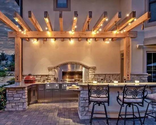 庭院里的烧烤台让你的生活更加精彩