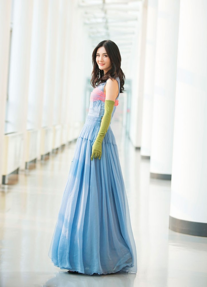 谢娜穿着一身蓝色连衣裙,搭配绿色手套,真是抢眼极了!