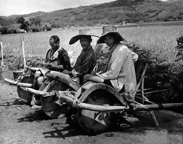 鸡公车,这几位是在等生意?生意来了.