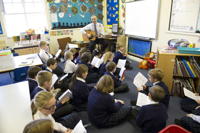 看看英国教师挣多少钱:中国老师享受公务员待