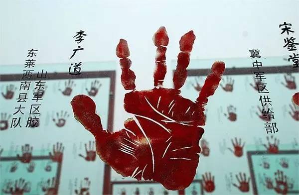 四川宜宾市市长嫌工资太低,辞职后,他光脚坐在火车站里的照片火了