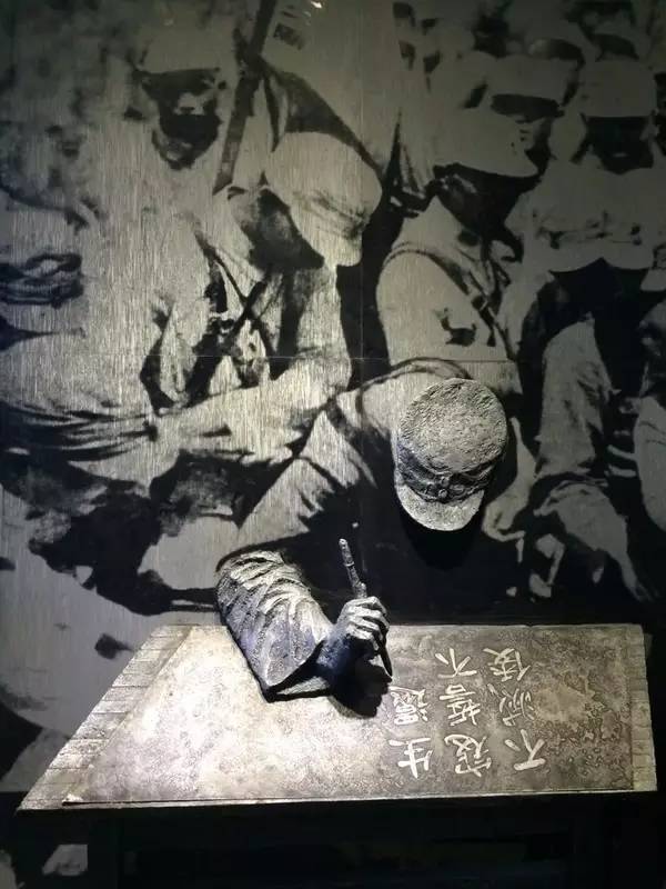 财经热点那个嫌工资低辞职的四川副市长如今光脚坐在火车站