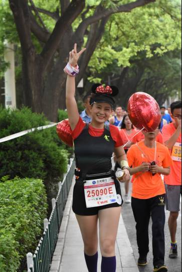 作为移动的赛场计时牌,在马拉松的赛场上可谓一