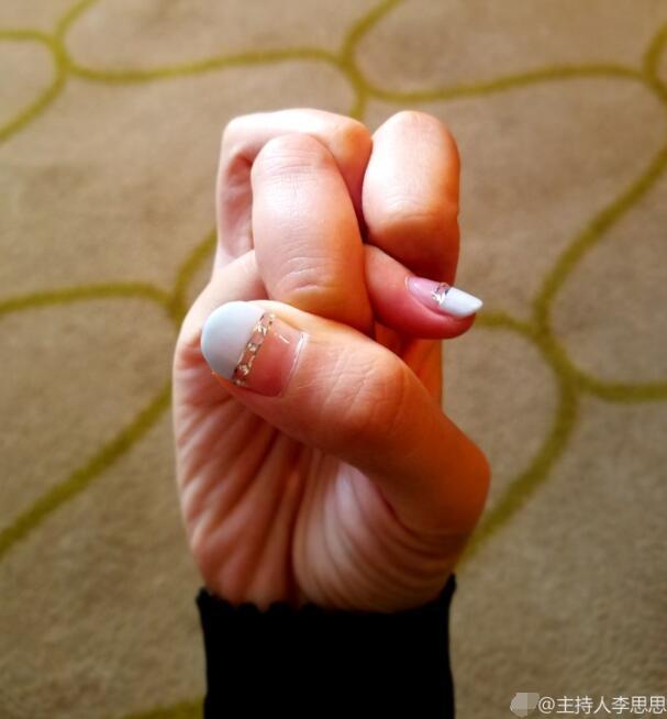 李思思晒手指"打结"照 柔韧度逆天