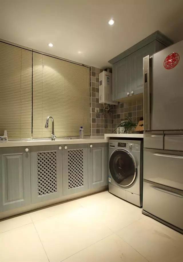 洗衣机也设计在橱柜里,融为一体,节省空间