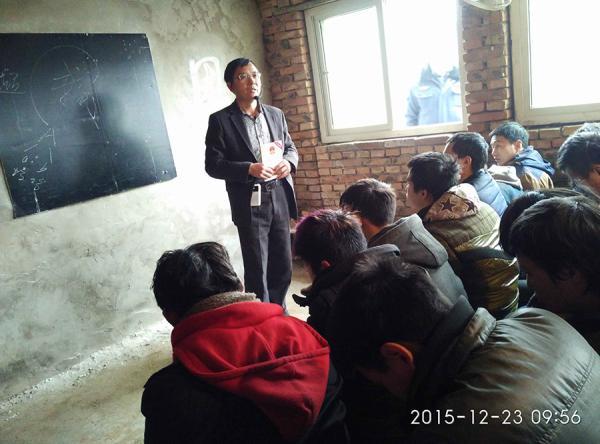 2015年12月,李旭在河北廊坊给传销人员上课,进行"反洗脑".