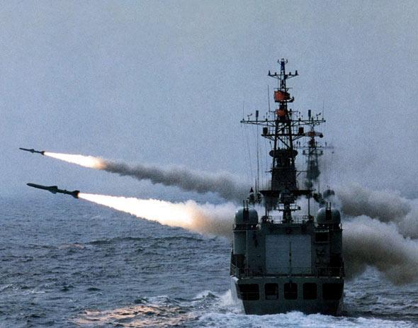 事实上,这已经不是伊朗使用c802反舰导弹击中军舰了,14年前的2006年7