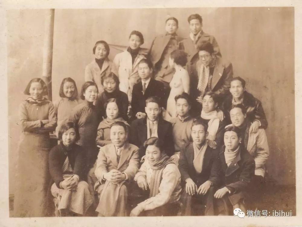 1935年底,上海美术专科学校第17届西画系的师生与一位裸体模特的合影.