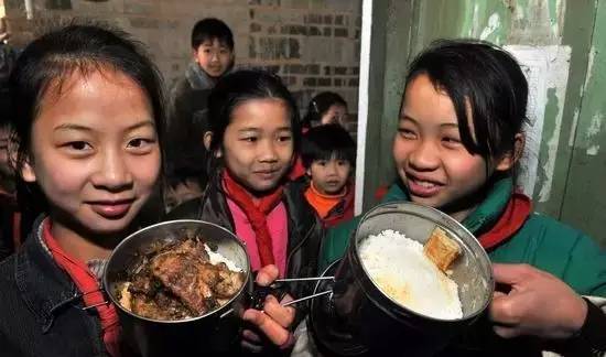 那些年 住读,我们都是自己蒸饭: 每次去学校,都是背一坨米,再提一瓶盐