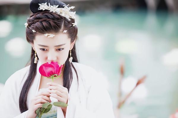 观看《双世宠妃》 腾讯娱乐讯 由梁洁领衔主演的古装轻喜甜宠偶像剧