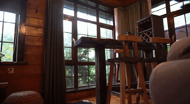 家具都是透着朴拙感的原木制品, 装饰的木头采用芬兰进口优质北欧赤松