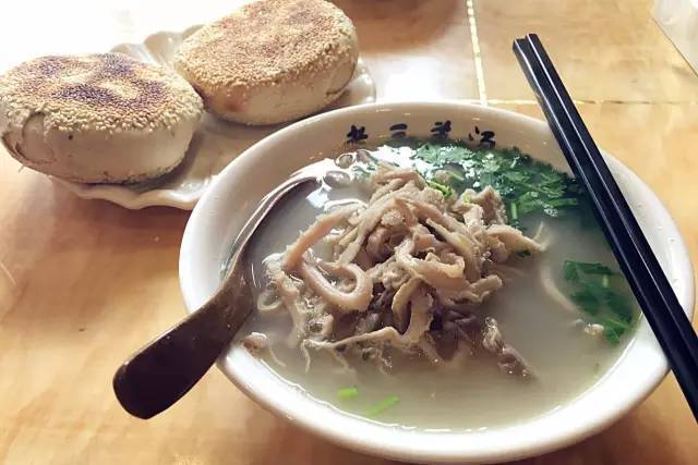 種類有羊雜湯,還有純肚的羊湯,配著燒餅吃,味道棒棒噠!