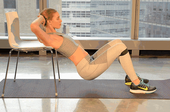 另一脚向上伸直,然后利用臀部力量向上抬,30秒后换另外一边; 动作四