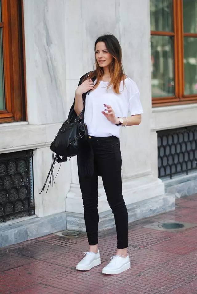 九分牛仔裤 运动鞋